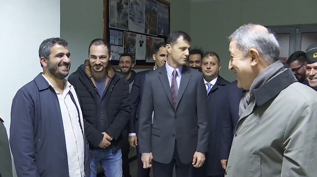 Akarın 44 yaşındaki bedelli askerle olan diyaloğu güldürdü