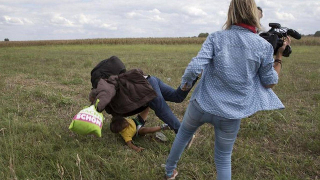 Sığınmacılara çelme takan Macar gazeteci beraat etti Sığınmacılara çelme takan Macar gazeteci beraat etti