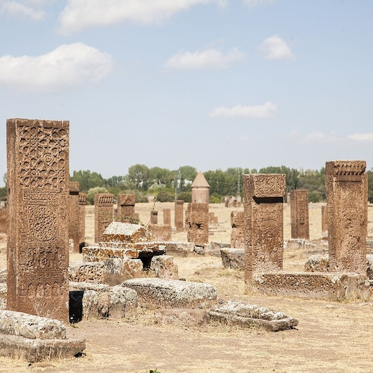 Hepsinde ayrı detaylar gizli: Dünyanın en büyüğünde 8 bin mezar