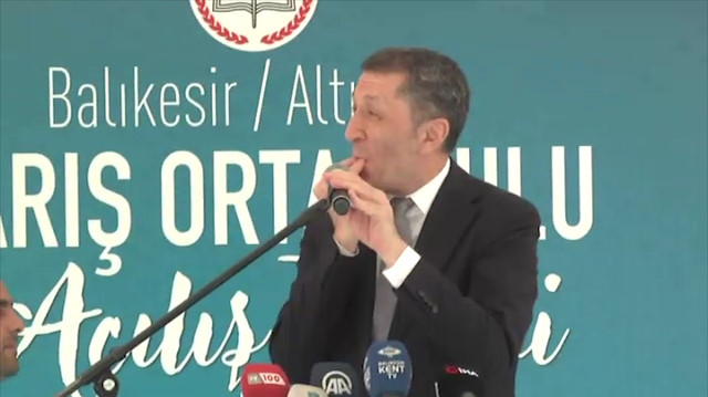 Bakan Selçuk’tan öğrencilere ıslıklı cevap