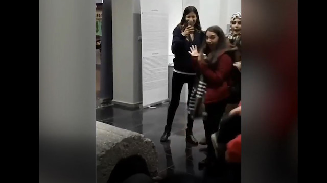 Öğretmeninin aklını başından aldı