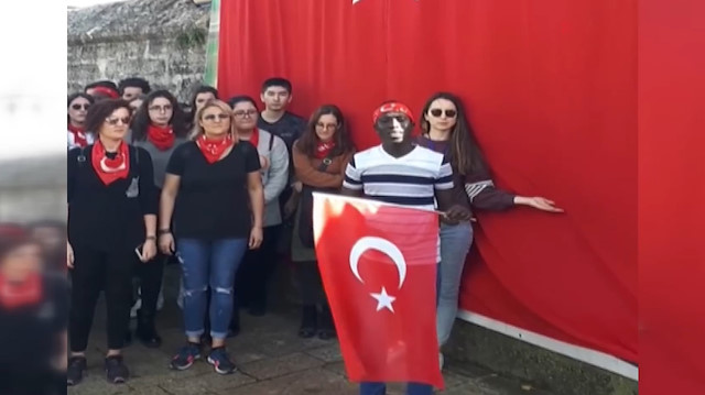 Gambiyalı öğrencinin okuduğu 'Bayrak' şiiri paylaşım rekoru kırıyor