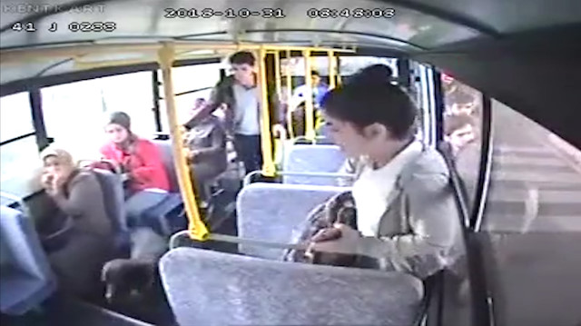 Bir anda otobüse binen köpek panik yarattı