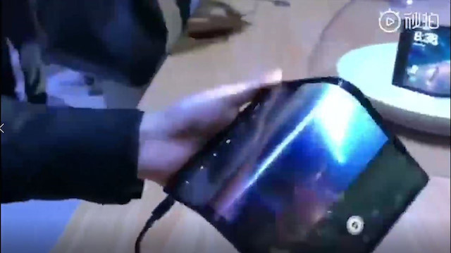Dünyanın ilk katlanabilir ekranlı akıllı telefonu