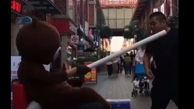 Broşür dağıtma işine yeni soluk: Sopayla yol kesiyor