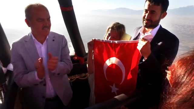 Dünya evine sıcak hava balonunda girdiler