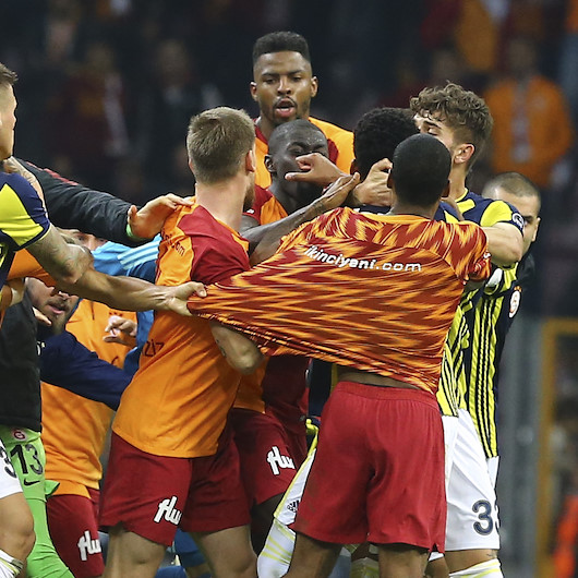 Galatasaray-Fenerbahçe derbisinde skandal görüntüler