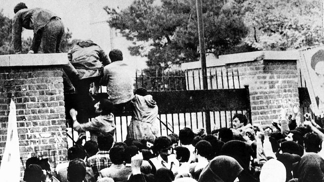 Tarihin en uzun rehine krizi: İranlı öğrenciler ABD Büyükelçiliğini bastı, diplomatları 444 gün boyunca esir aldı
