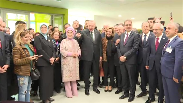 Erdoğan özel çocuklarla birlikte şarkı söyledi