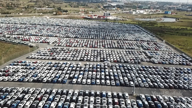 Gümrükte bekleyen binlerce araç havadan görüntülendi