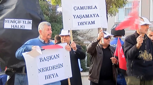 CHPli belediyeye vatandaştan siyah çelenkli protesto