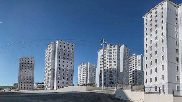 Konutlardan bazıları kurayla satılıp dar gelirli vatandaşlara öncelik veriliyor.