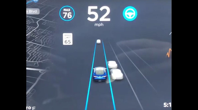 Teslanın otopilotu sol şeridi kapatıyor