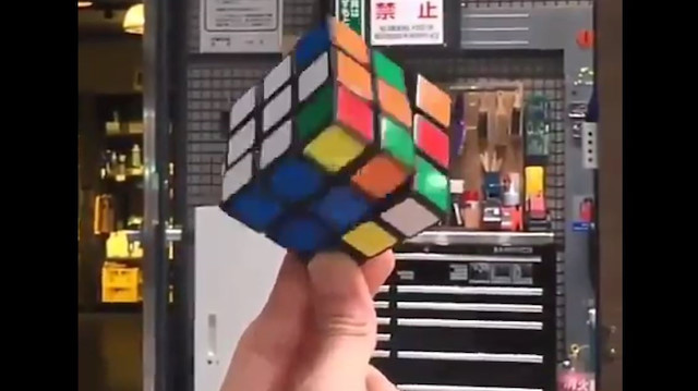 Kendi kendini çözen rubik küpü