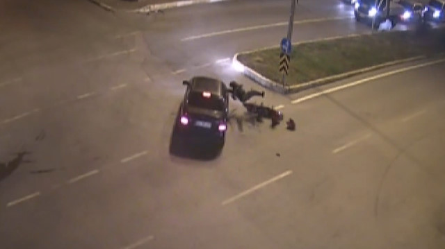 Motosikletten fırlayan sürücü kaldırıma çarparak hayatını kaybetti