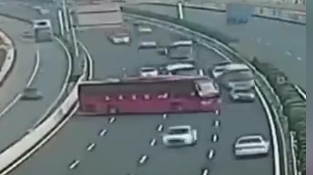 Otoyolda U dönüşü yapan otobüs
