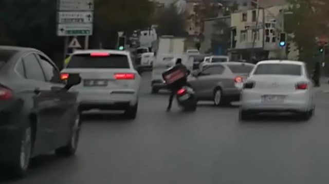 Dikkatsiz motosikletli kurye ölümden döndü