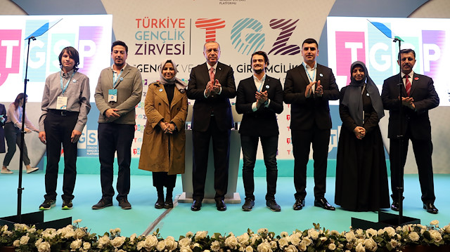 'Gençlik ve Sosyal Girişimcilik' temasıyla gerçekleştirilen zirvede, topluma fayda sağlayan ve iyilik odaklı projelerden ilk 6'ya giren isimlere ödülleri Cumhurbaşkanı Recep Tayyip Erdoğan tarafından takdim edildi.