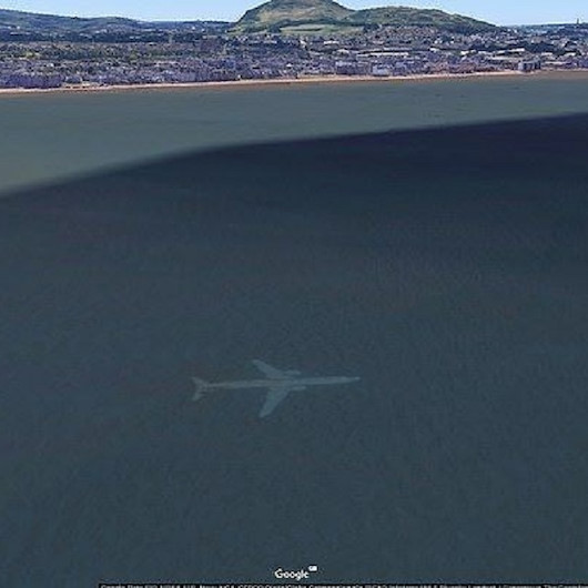 Su altında kalan uçak Google Earth' e takıldı