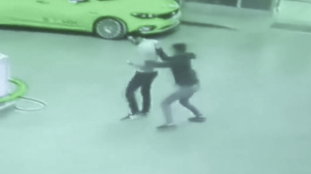 Akaryakıt istasyonunda sırtından bıçaklayıp kaçtı