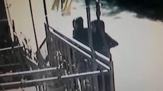 Evlerin kapılarını zorlayan kadınlar kamerada