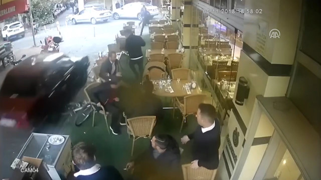 Polisten kaçan şüpheli araç insanların arasına daldı