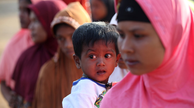 Rohingya Muslims who landed in northwest Indonesia by boat wait in line for breakfast at the makeshift shelter in Bireuen, Aceh province, Sumatra, Indonesia April 21, 2018. 