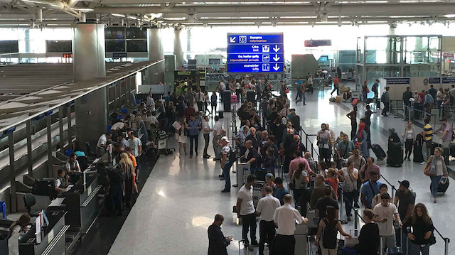 Teröristlerin aldığı talimat gereği ülkeye turist gibi girmeğe çalıştıkları belirlendi.