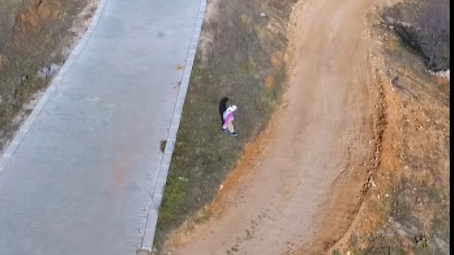 İlk kez drone gören köylü koşarak saklanmaya çalıştı