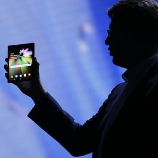 Samsung katlanabilir telefonunu paylaştı