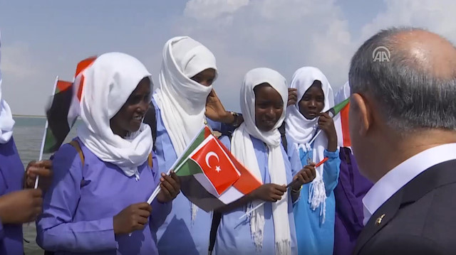 Turkish defense minister receives warm welcome in Sudanese island