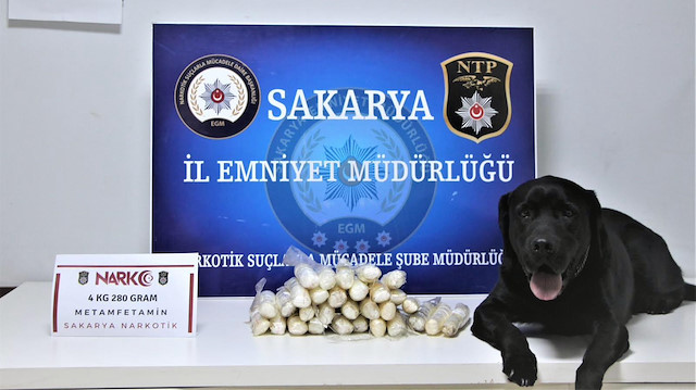 Narkotik köpeği 'Dark' ile otomobili arayan polis, LPG tankının içerisinde uyuşturucu madde olduğunu tespit etti.
