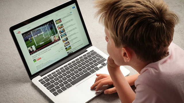 Uzmanlar özellikle YouTube gibi platformların aile gözetiminde kullanılmasını öneriyor.