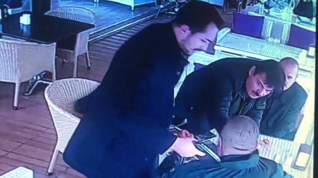 Kızına şantaj yaptığını öğrendiği çalışanını kafeye çağırtan Baba M.K, şahsı silah zoruyla kafenin dışarısına çıkarttı.