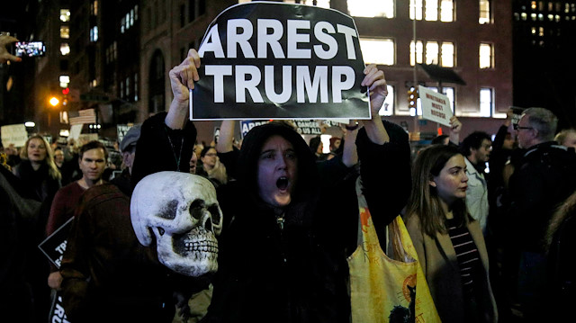 Trump'ı protesto eden bir pankart: Trump'ı tutuklayın.