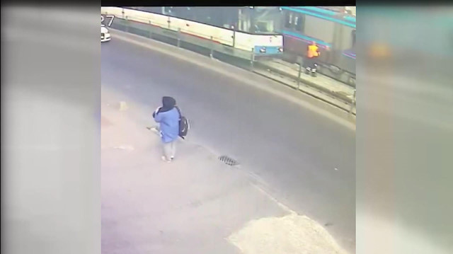 Temizlik işçisine iki tramvay peş peşe çarptı