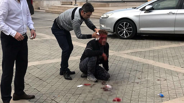 Kanlar içinde yerde kalan Serkan C.'nin yardımına, valilik personeli ve polis ekipleri koştu.