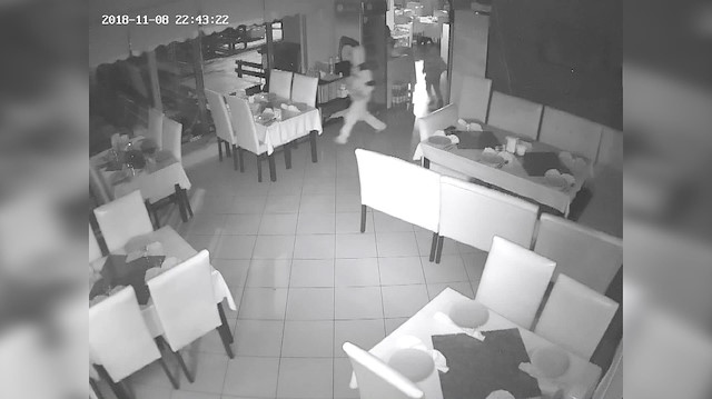 Bahşiş kutusundaki paranın çalınması güvenlik kamerasında