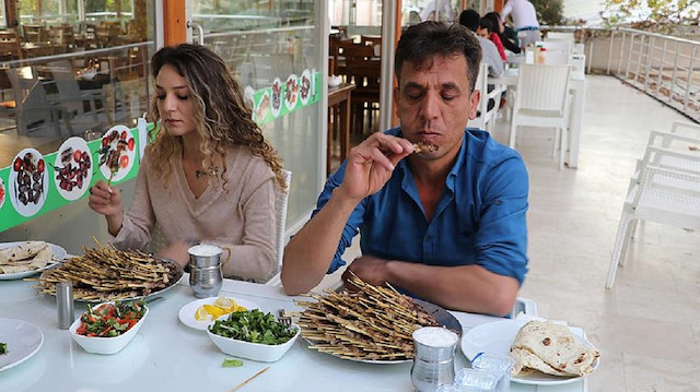 48 dakikada 320 çöp şiş yiyen adam rekor kırdı