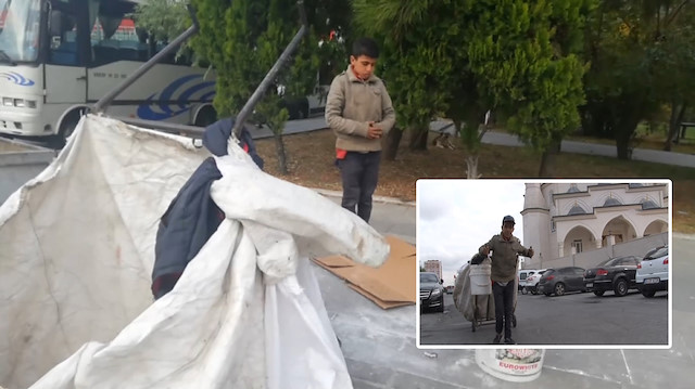 Kağıt toplayıcı çocuk ezanı duyunca işini bırakıp namaza durdu