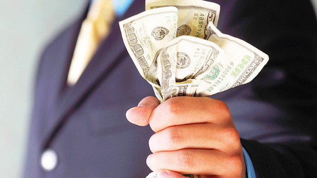 Türk Lirası, dolar karşısında değer kazanıyor.