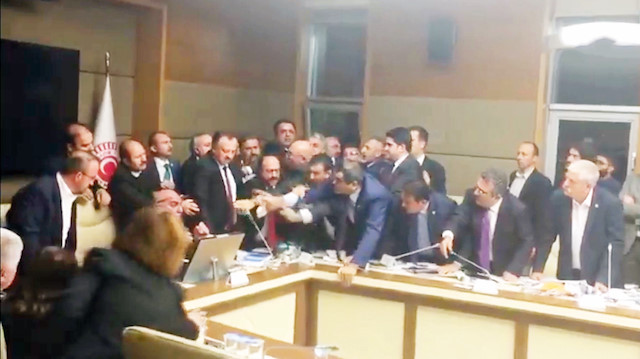 Komisyonu birbirine katan milletvekillerinin, KHK ile ihraç edilen doktorlardan olması dikkat çekti.
