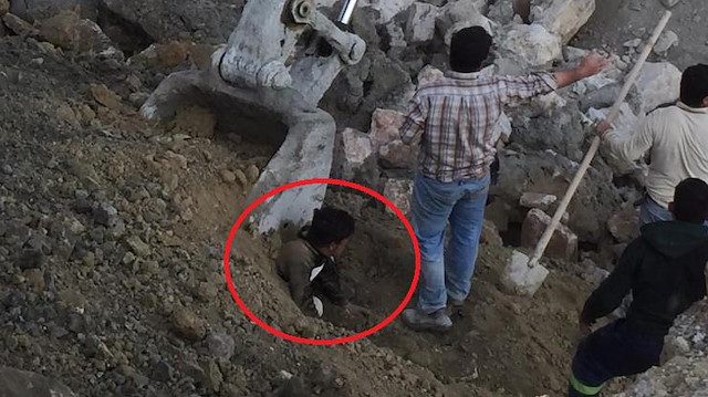 Göçük altına kalan çocuk işçi, kurtarıldıktan sonra hastaneye kaldırıldı.