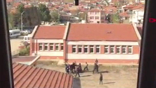 Öğrenci yakınları kavgayı ayırmaya çalışan müdür vekilini dövdü