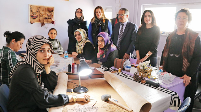 Kadınlar, maddi imkansızlıklara rağmen deri sanatını ayağa kaldırıyor