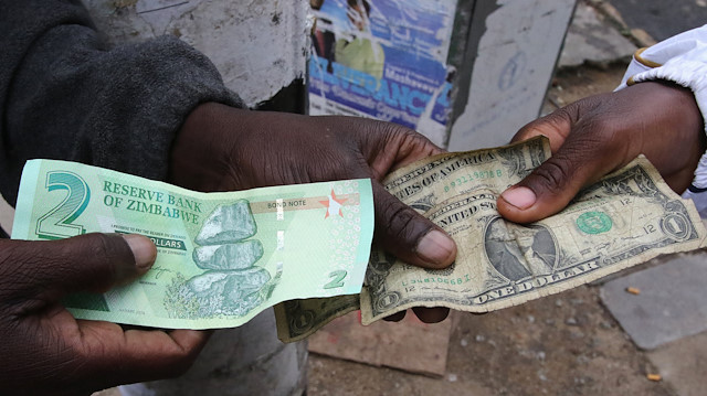 Zimbabwe S Unlicensed Foreign Currency Traders Face 10 Year Jail Illegal Money Changers Pose While Exchanging A New Zimbabwe Bond Note L And U S