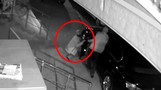 Lüks aracın kapısını açan hırsız kameraya öpücük attı