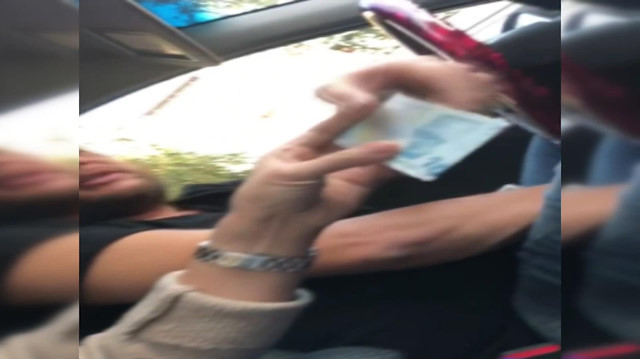 Turisti dolandırmaya çalışan tacizci taksici kamerada