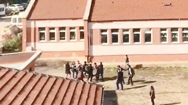 Öğrenci yakınları Müdür Vekili Yavuz Acar’a saldırdı.