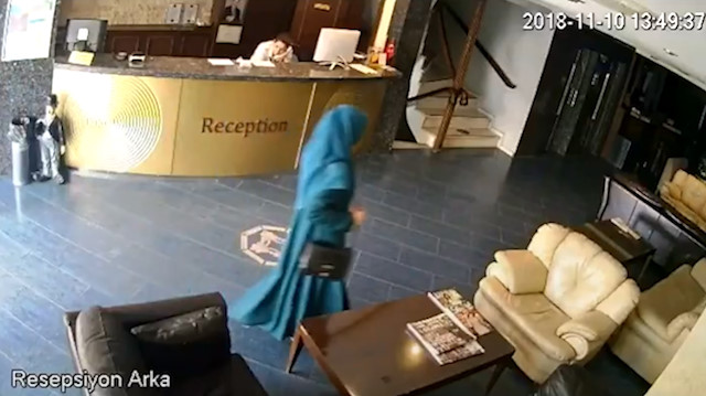 Otel lobisinde ilginç hareketler yapan kadın